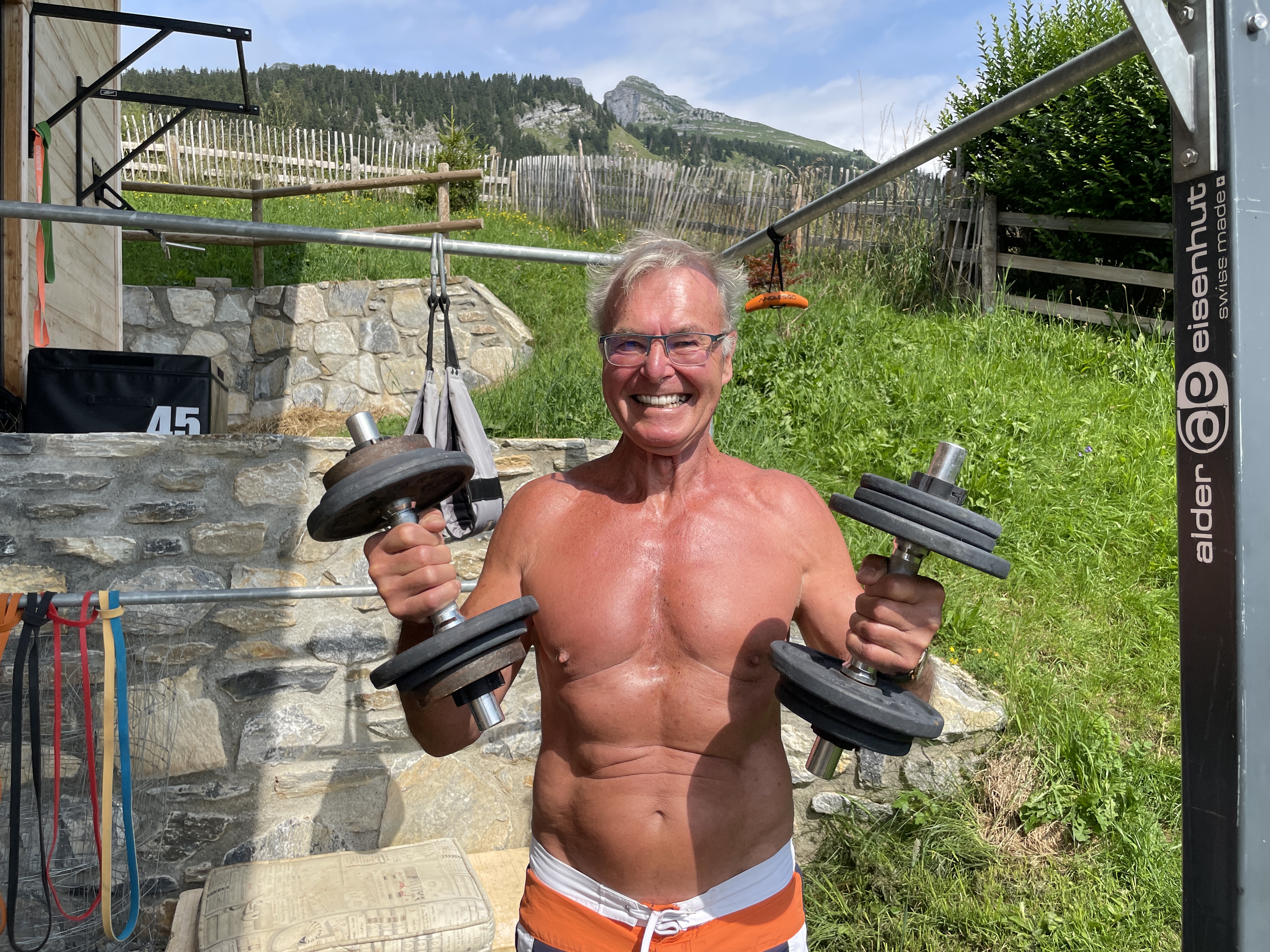 A presque 80 ans, le papi le plus musclé de Suisse réalise 100 pompes et tractions chaque matin